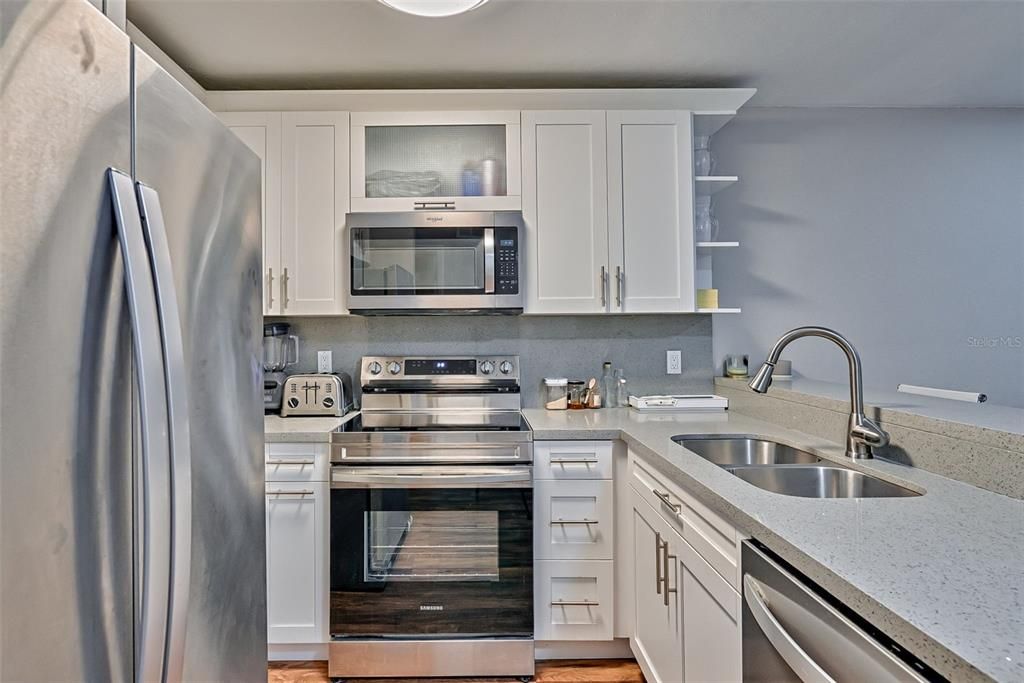 На продажу: $140,000 (2 спален, 2 ванн, 874 Квадратных фут)