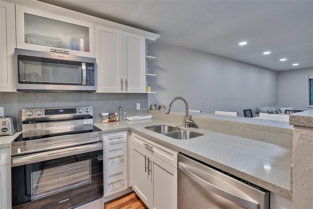 На продажу: $140,000 (2 спален, 2 ванн, 874 Квадратных фут)