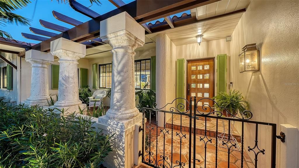 Activo con contrato: $1,895,000 (3 camas, 3 baños, 2430 Pies cuadrados)