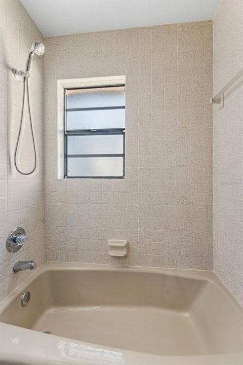 Activo con contrato: $550,000 (3 camas, 2 baños, 1782 Pies cuadrados)