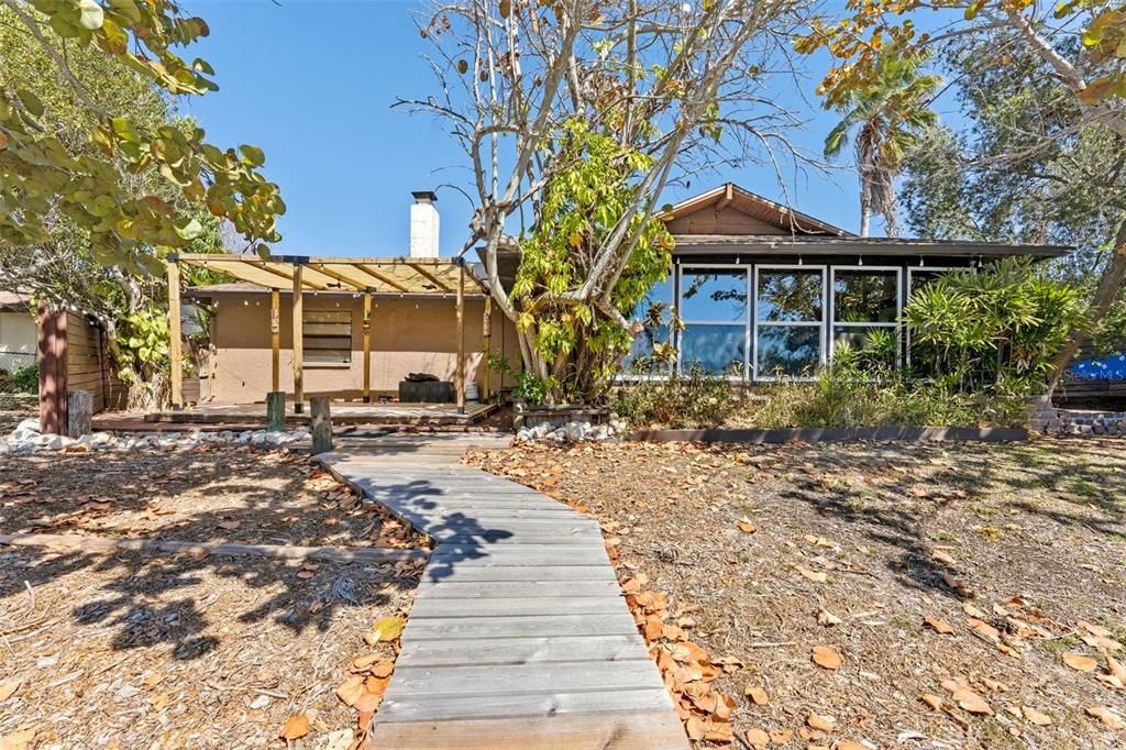 Activo con contrato: $550,000 (3 camas, 2 baños, 1782 Pies cuadrados)