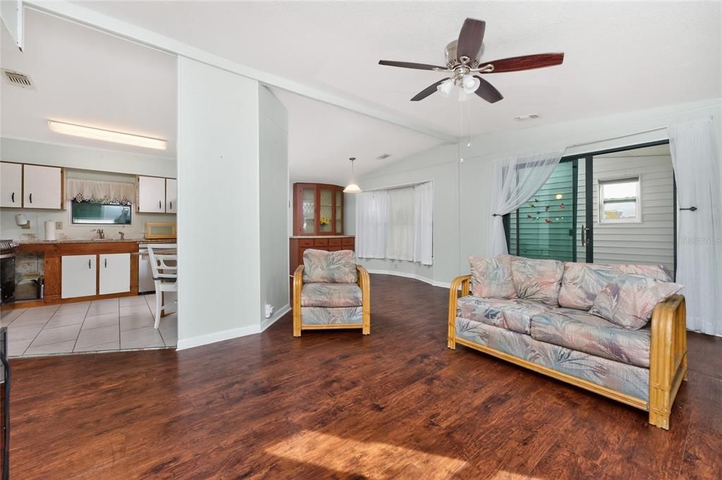 Activo con contrato: $114,900 (2 camas, 2 baños, 1120 Pies cuadrados)