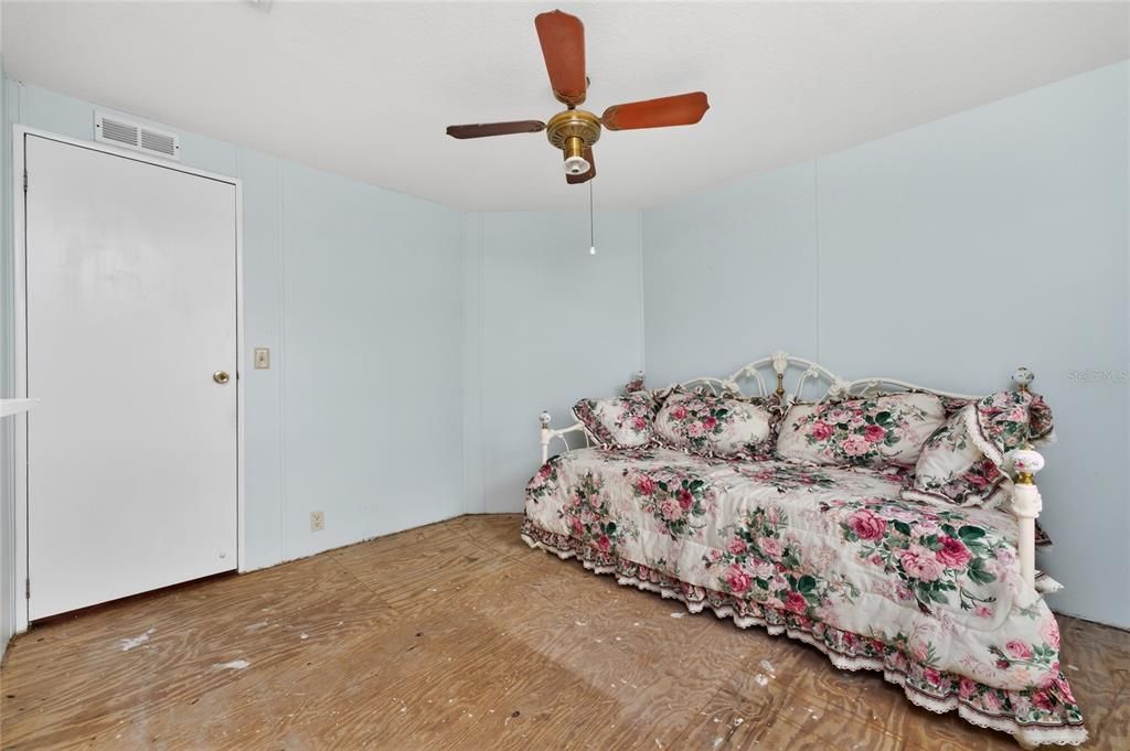 Activo con contrato: $114,900 (2 camas, 2 baños, 1120 Pies cuadrados)