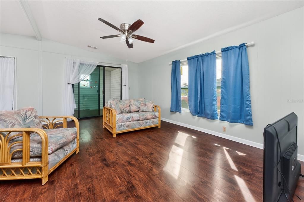 Activo con contrato: $114,900 (2 camas, 2 baños, 1120 Pies cuadrados)