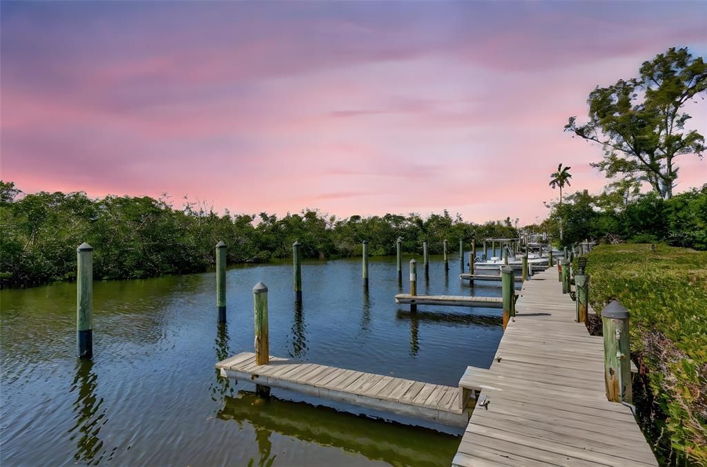 Active With Contract: $315,000 (2 beds, 2 baths, 1561 Square Feet)