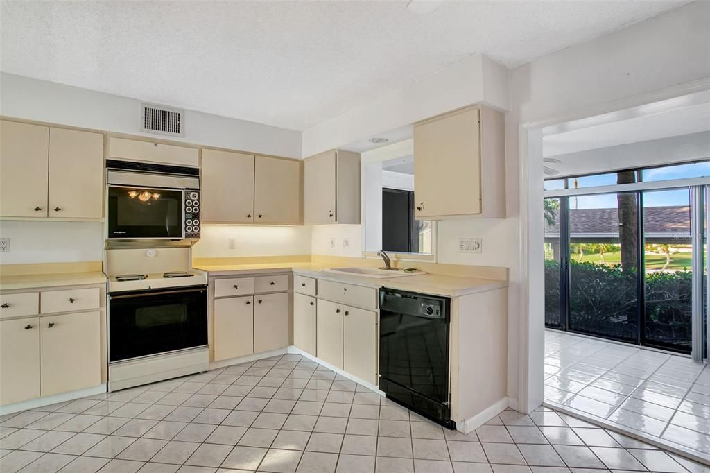 Active With Contract: $315,000 (2 beds, 2 baths, 1561 Square Feet)