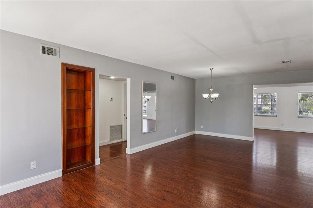 For Sale: $360,000 (2 beds, 2 baths, 1660 Square Feet)