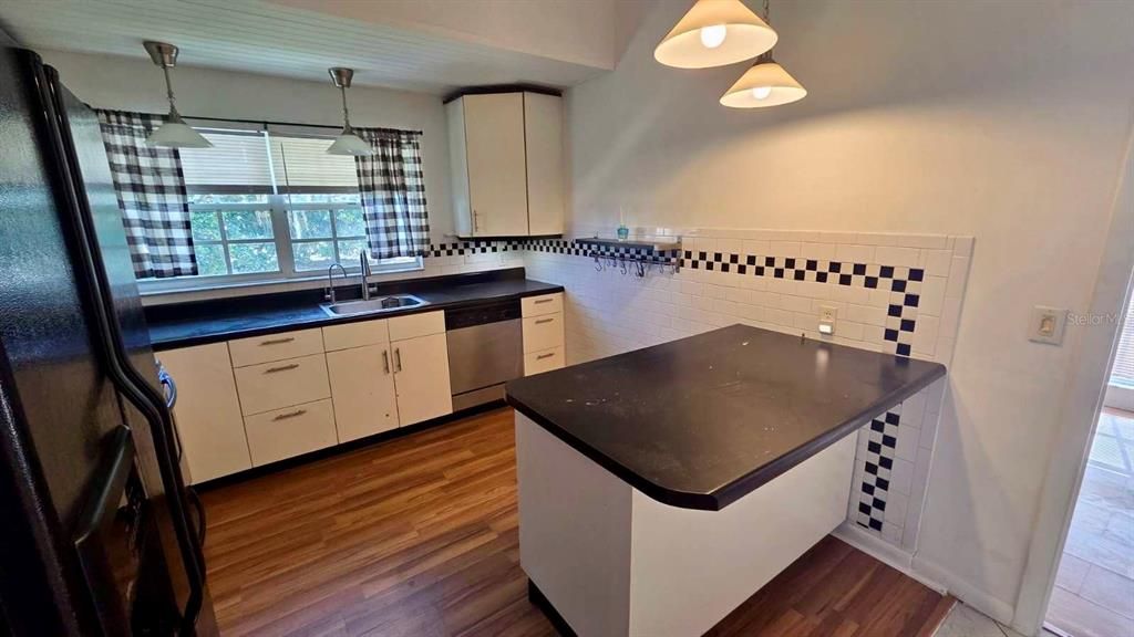 For Rent: $2,100 (3 beds, 2 baths, 1244 Square Feet)