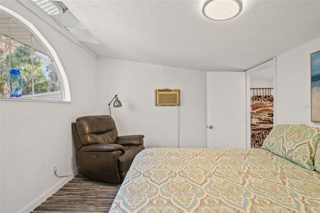 For Sale: $725,000 (2 beds, 1 baths, 1348 Square Feet)