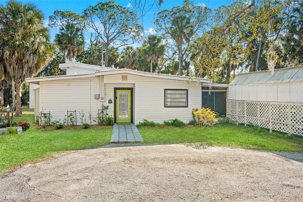 For Sale: $725,000 (2 beds, 1 baths, 1348 Square Feet)