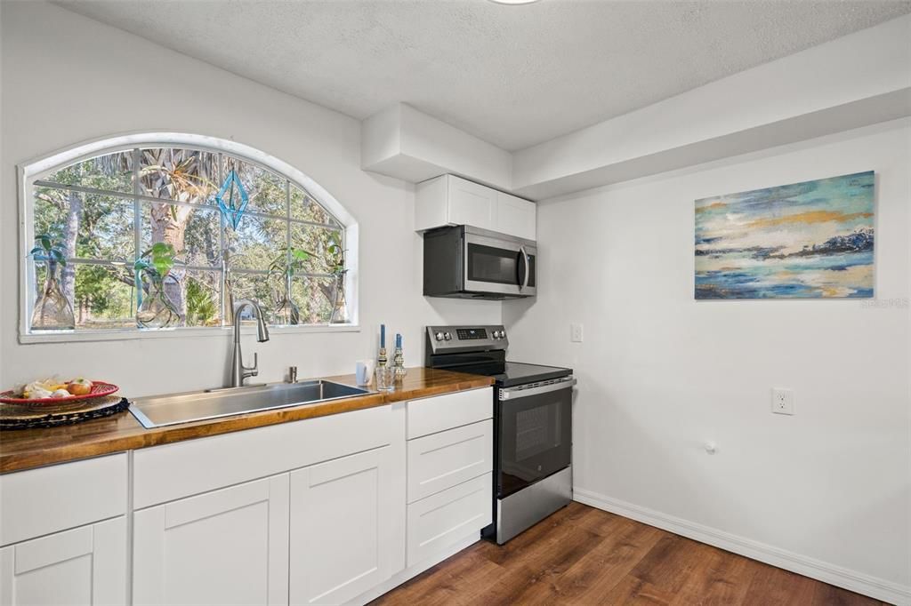 For Sale: $725,000 (2 beds, 1 baths, 1348 Square Feet)