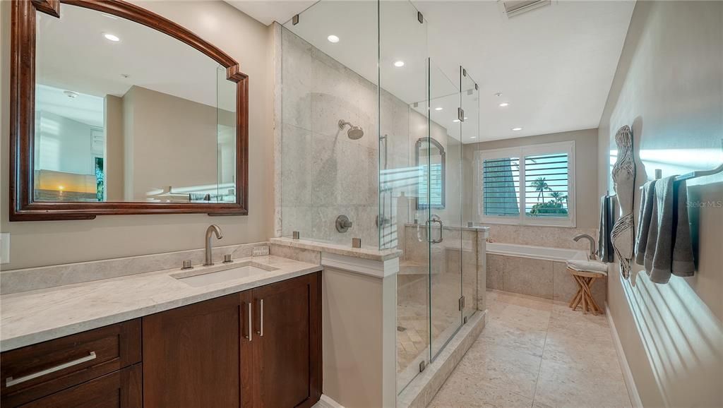 Activo con contrato: $2,350,000 (3 camas, 3 baños, 2485 Pies cuadrados)