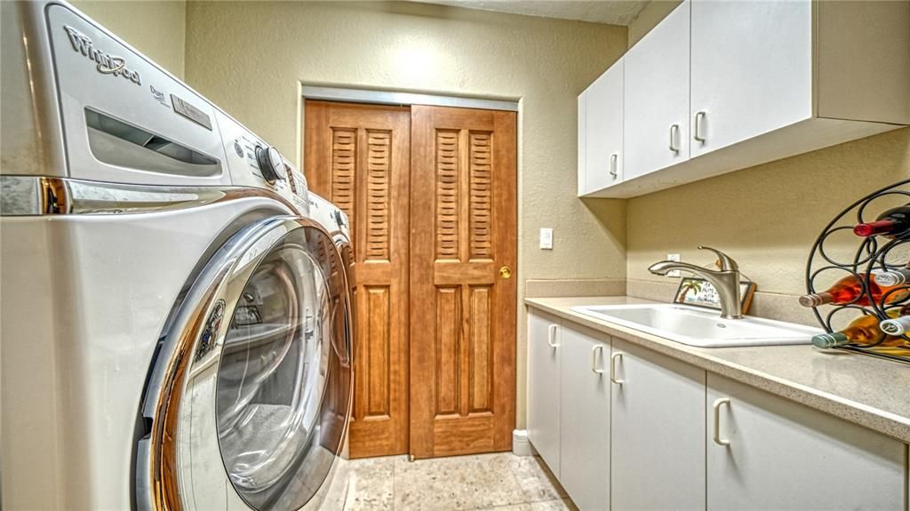 Activo con contrato: $2,350,000 (3 camas, 3 baños, 2485 Pies cuadrados)