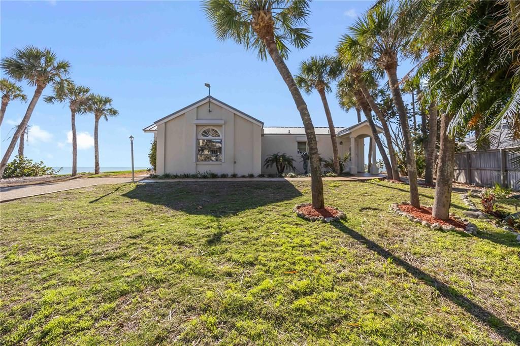 For Sale: $2,299,995 (3 beds, 3 baths, 2202 Square Feet)