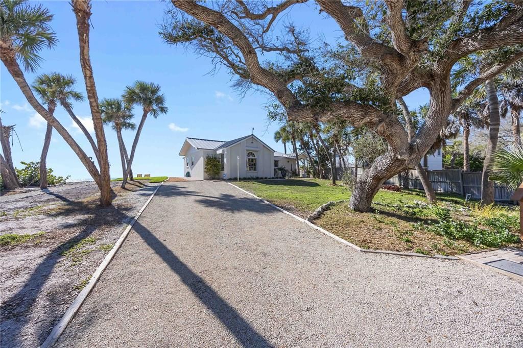 For Sale: $2,299,995 (3 beds, 3 baths, 2202 Square Feet)