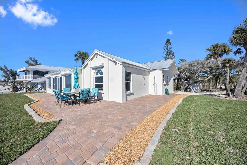 For Sale: $2,299,995 (3 beds, 3 baths, 2202 Square Feet)