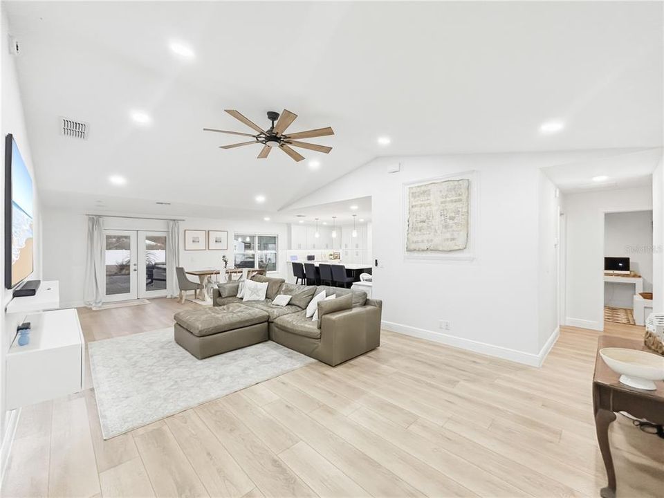 En Venta: $720,000 (4 camas, 2 baños, 2106 Pies cuadrados)