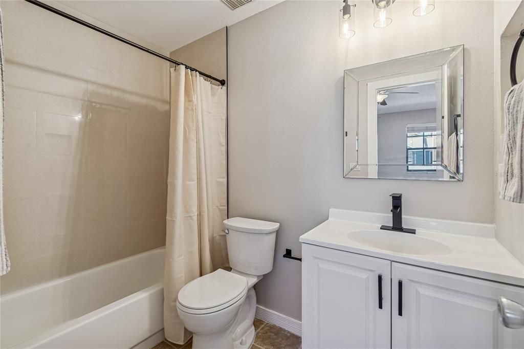 Activo con contrato: $249,900 (2 camas, 2 baños, 1166 Pies cuadrados)