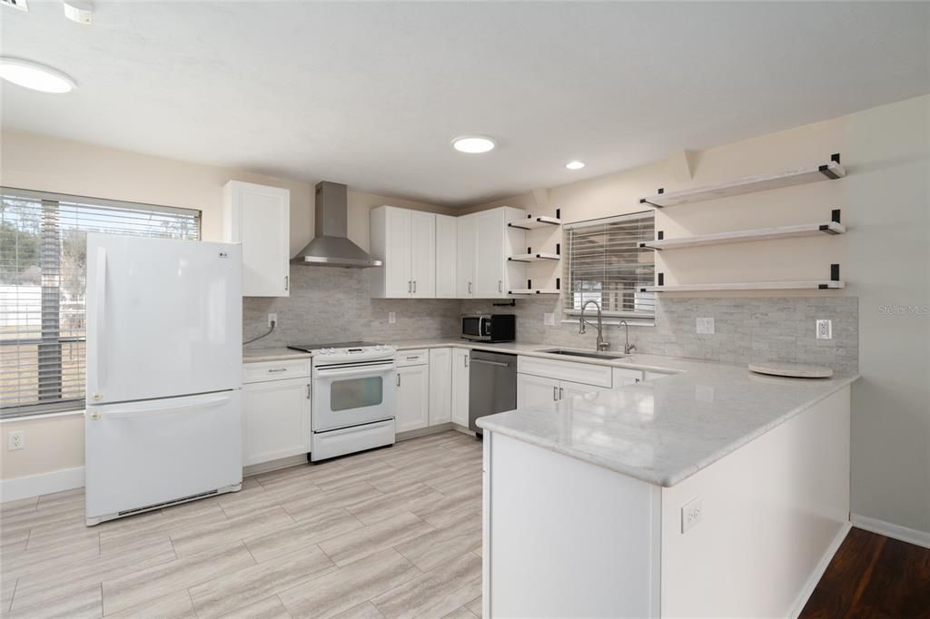 En Venta: $459,000 (4 camas, 2 baños, 2670 Pies cuadrados)