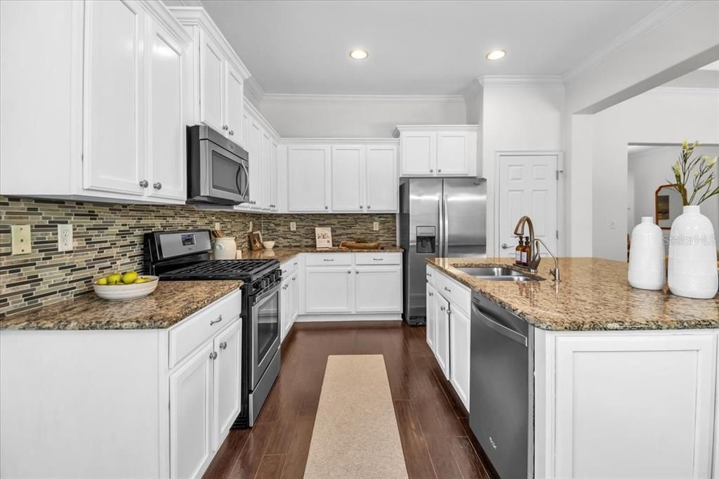 Под контрактом: $595,000 (3 спален, 3 ванн, 2561 Квадратных фут)