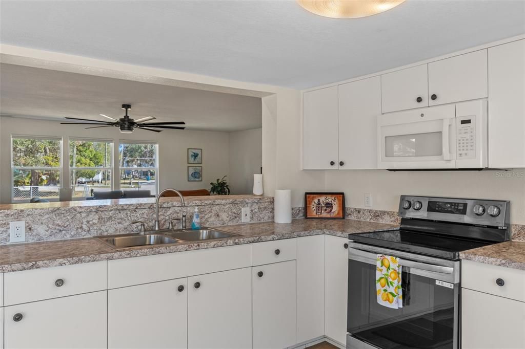 For Sale: $265,000 (2 beds, 1 baths, 1288 Square Feet)