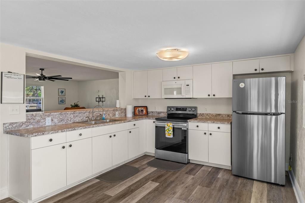 For Sale: $265,000 (2 beds, 1 baths, 1288 Square Feet)