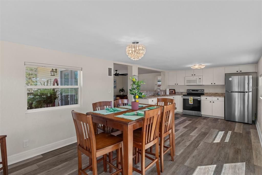 For Sale: $265,000 (2 beds, 1 baths, 1288 Square Feet)