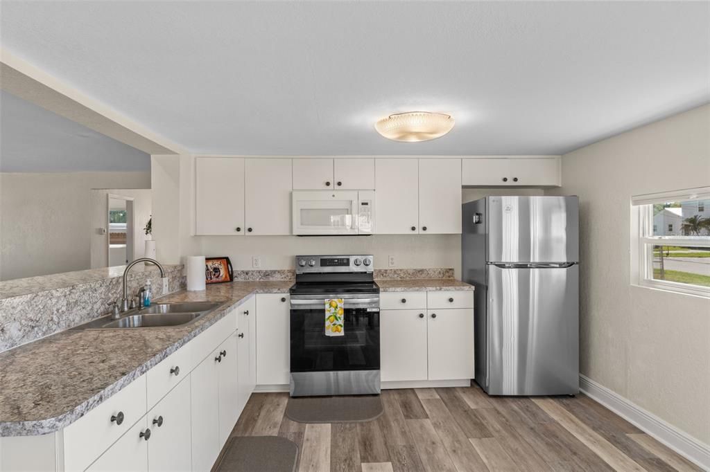 For Sale: $265,000 (2 beds, 1 baths, 1288 Square Feet)