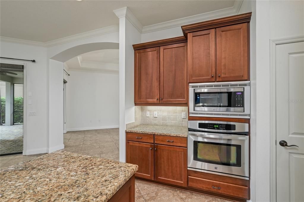 En Venta: $898,000 (4 camas, 3 baños, 3435 Pies cuadrados)