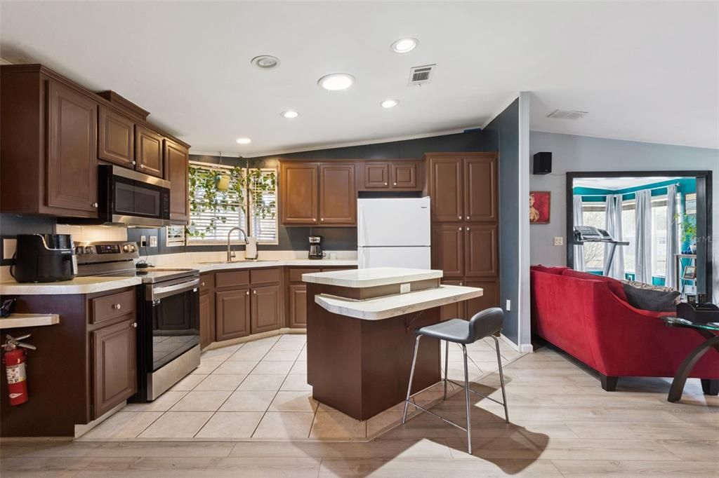 Active With Contract: $203,999 (2 beds, 2 baths, 1234 Square Feet)