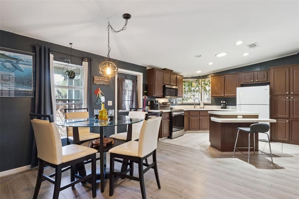 Active With Contract: $203,999 (2 beds, 2 baths, 1234 Square Feet)