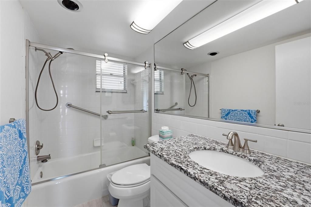 Activo con contrato: $649,000 (2 camas, 2 baños, 1376 Pies cuadrados)
