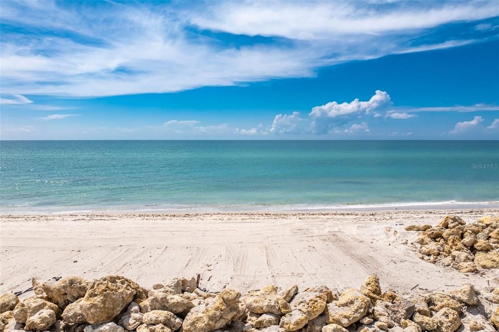 En Venta: $1,999,000 (0.65 acres)