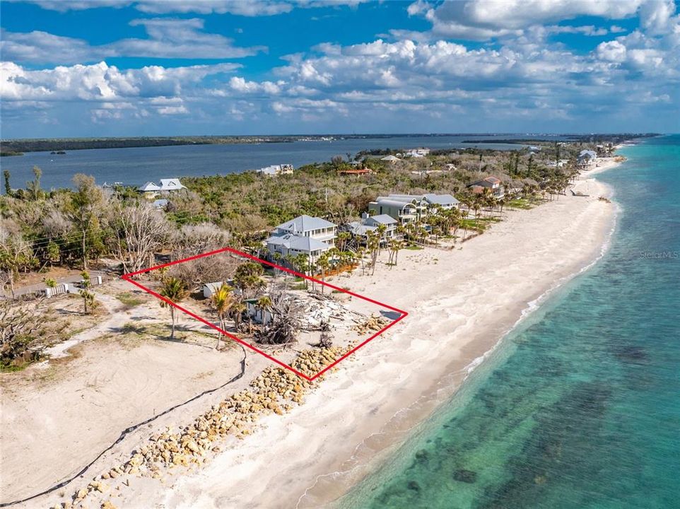En Venta: $1,999,000 (0.65 acres)