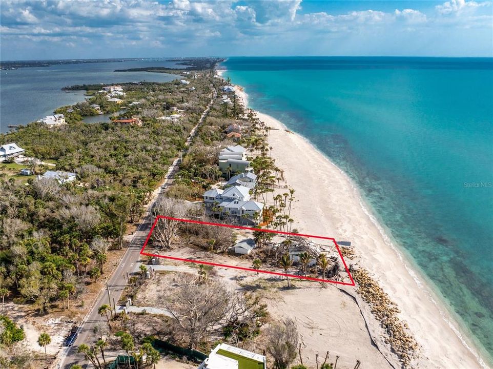 En Venta: $1,999,000 (0.65 acres)