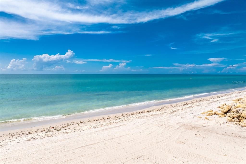 En Venta: $1,999,000 (0.65 acres)