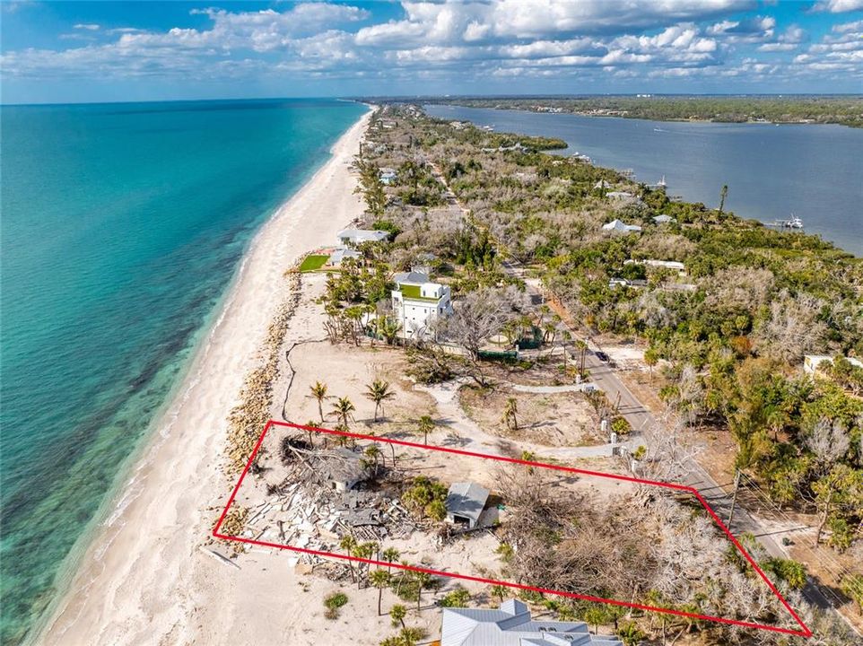 En Venta: $1,999,000 (0.65 acres)