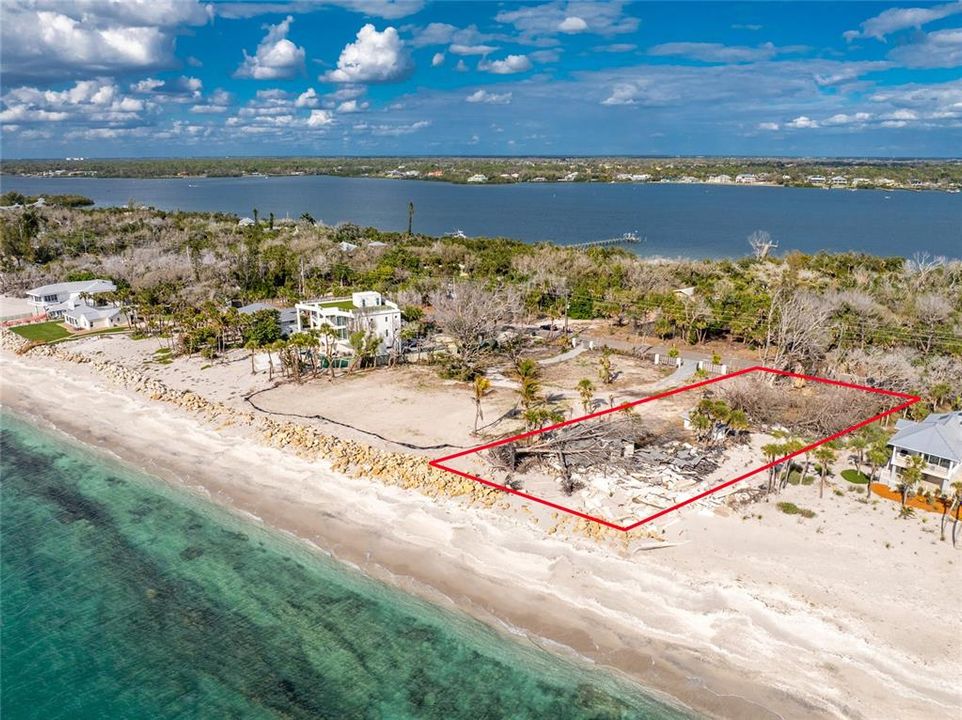En Venta: $1,999,000 (0.65 acres)