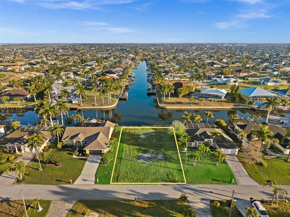 На продажу: $425,000 (0.23 acres)