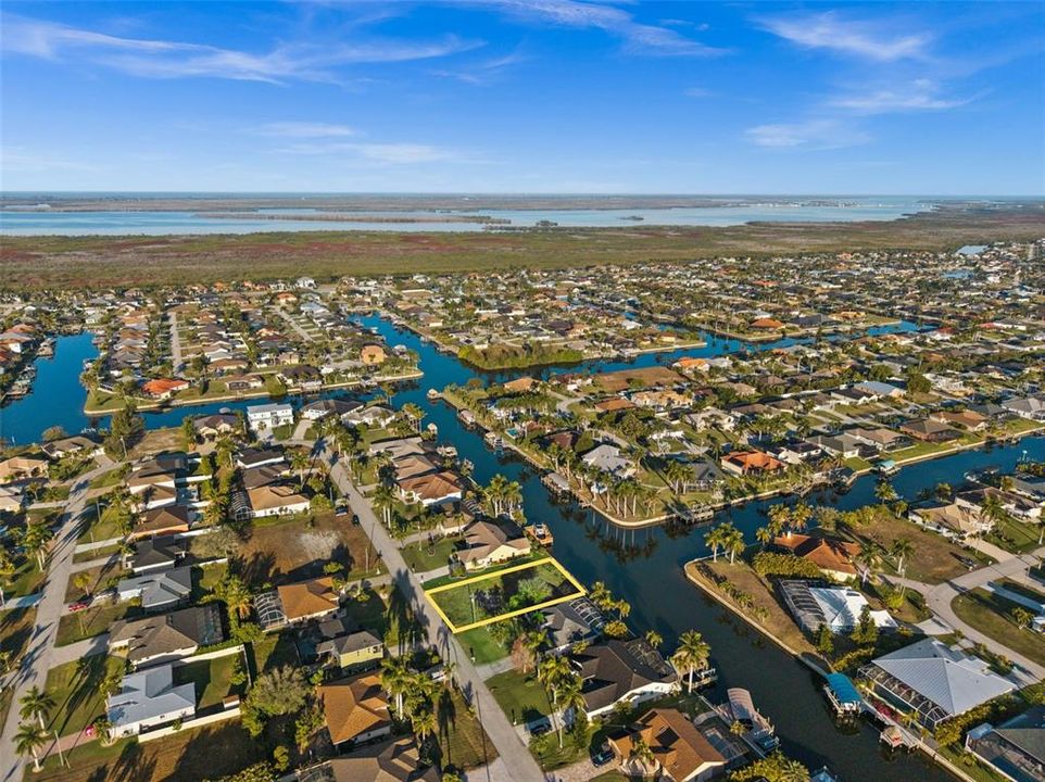 На продажу: $425,000 (0.23 acres)