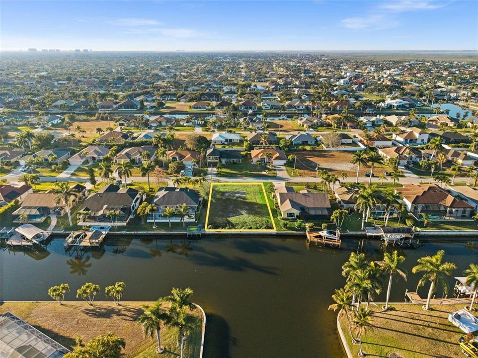 На продажу: $425,000 (0.23 acres)