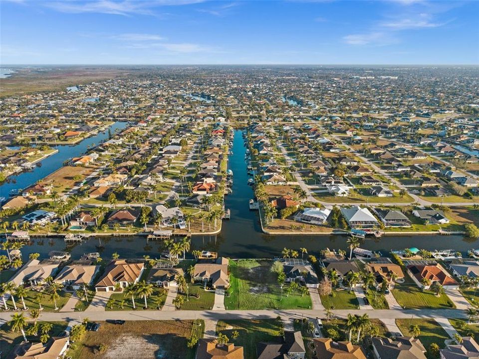 На продажу: $425,000 (0.23 acres)