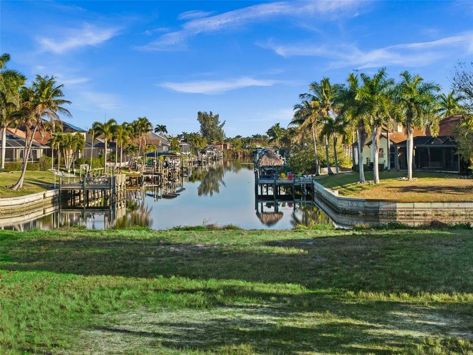 На продажу: $425,000 (0.23 acres)