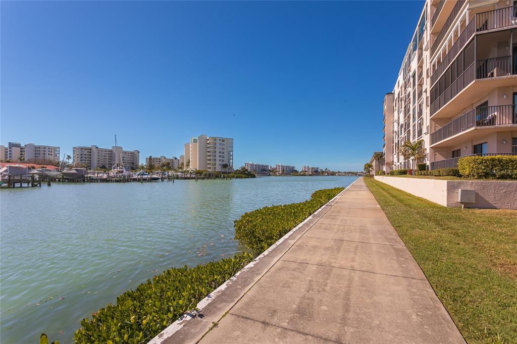 Active With Contract: $260,000 (1 beds, 1 baths, 925 Square Feet)