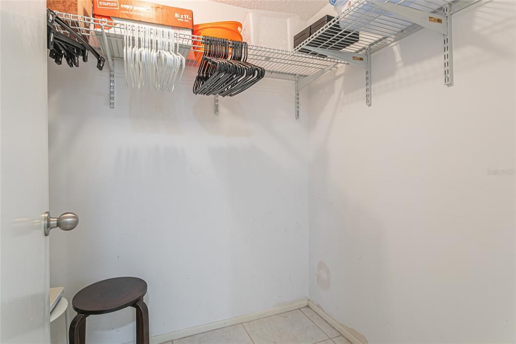 Active With Contract: $260,000 (1 beds, 1 baths, 925 Square Feet)