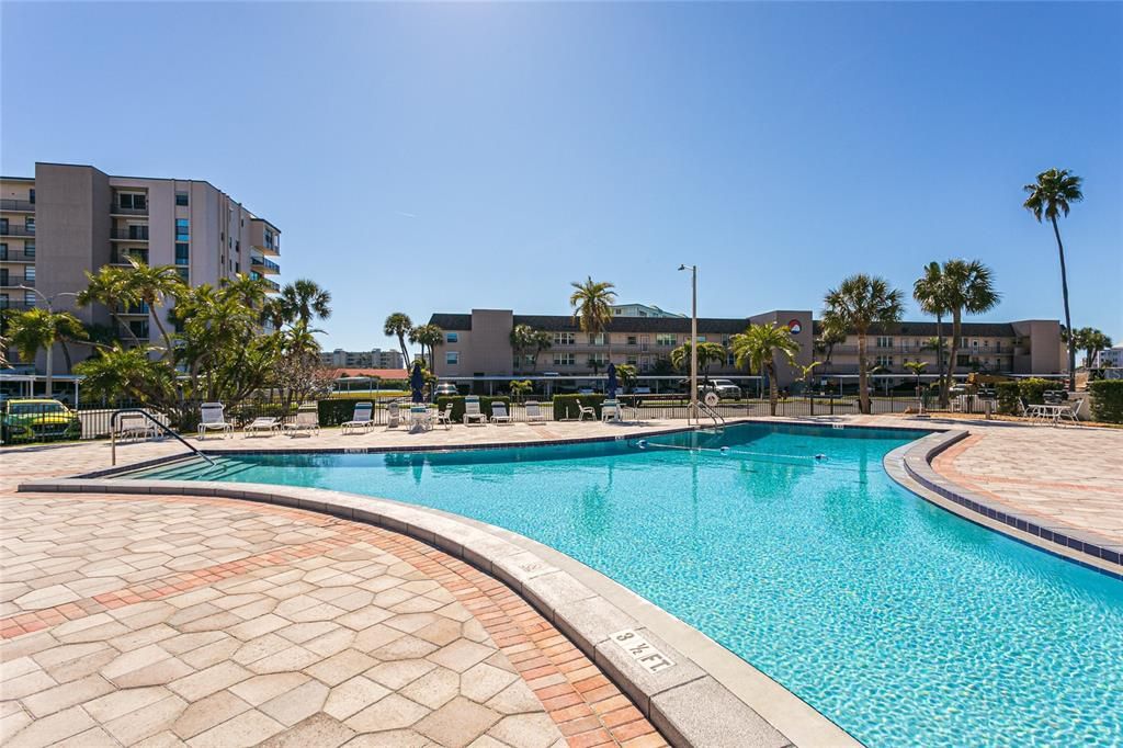 Active With Contract: $260,000 (1 beds, 1 baths, 925 Square Feet)