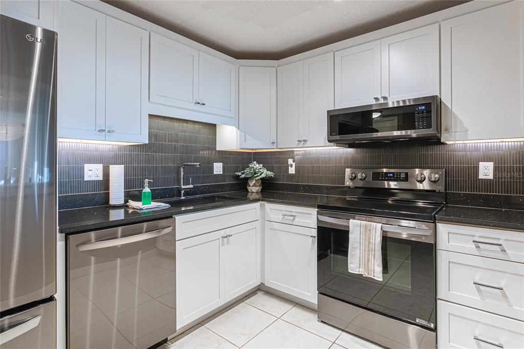 Active With Contract: $260,000 (1 beds, 1 baths, 925 Square Feet)