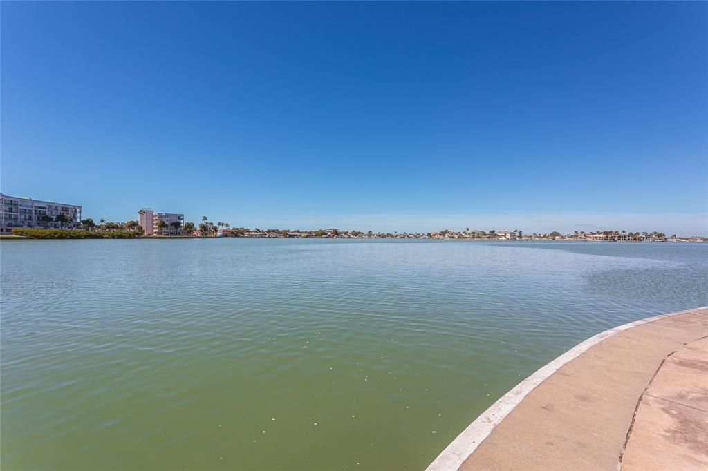 Active With Contract: $260,000 (1 beds, 1 baths, 925 Square Feet)