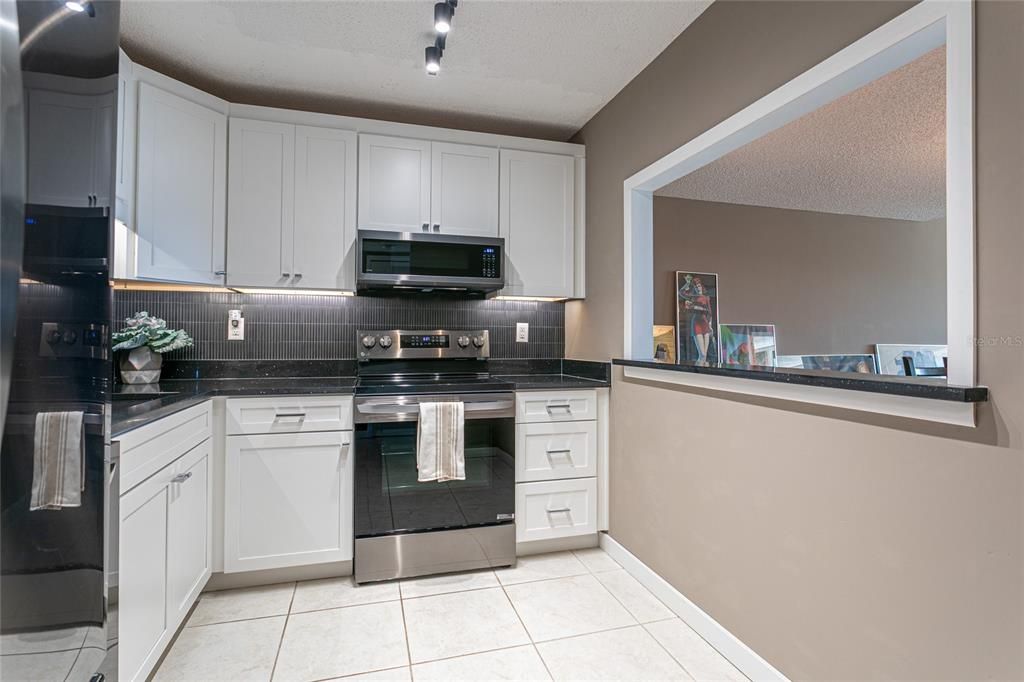 Active With Contract: $260,000 (1 beds, 1 baths, 925 Square Feet)
