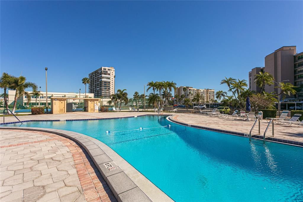 Active With Contract: $260,000 (1 beds, 1 baths, 925 Square Feet)